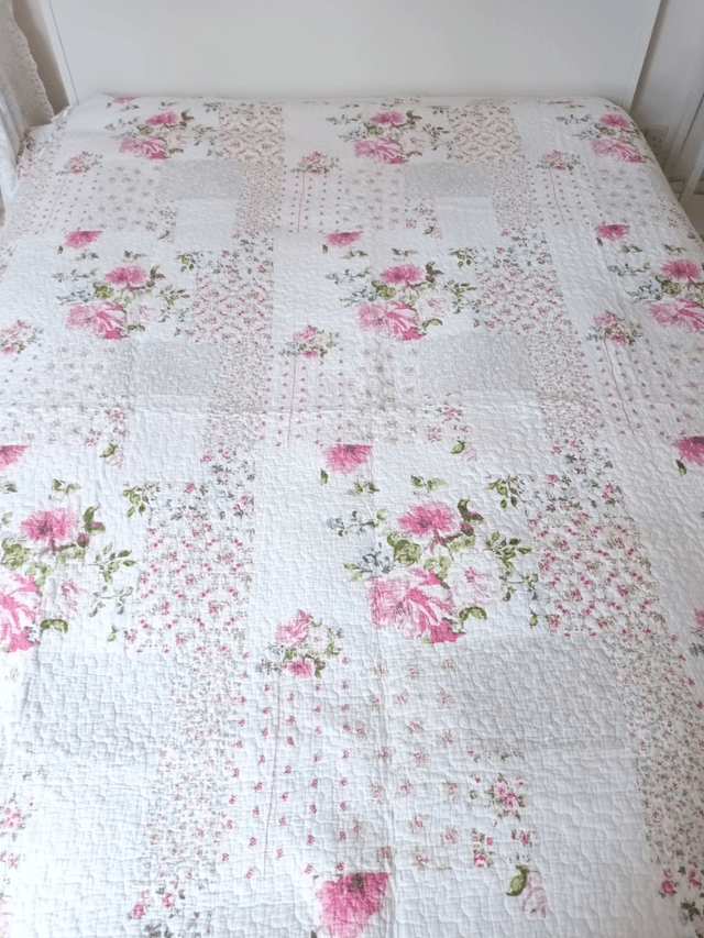 VINTAGE MAISON - Floral Kingsize 100% Cotton Quilt Eiderdown - Pink and White