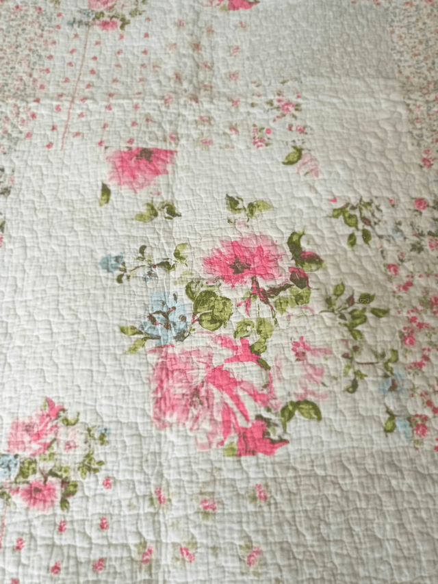 VINTAGE MAISON - Floral Kingsize 100% Cotton Quilt Eiderdown - Pink and White