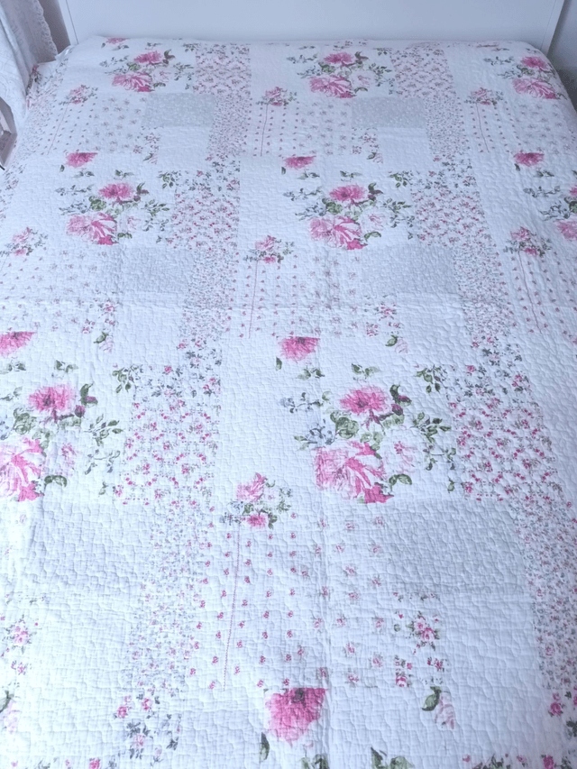 VINTAGE MAISON - Floral Kingsize 100% Cotton Quilt Eiderdown - Pink and White